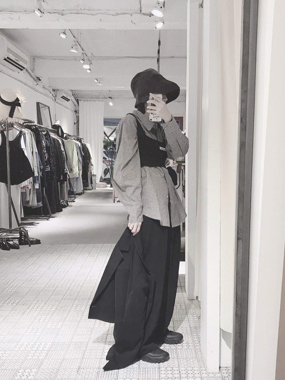 ブラック系のジャケット/アウター、ブラック系のパンツを着用したレディースの冬コーディネートの2枚目の写真