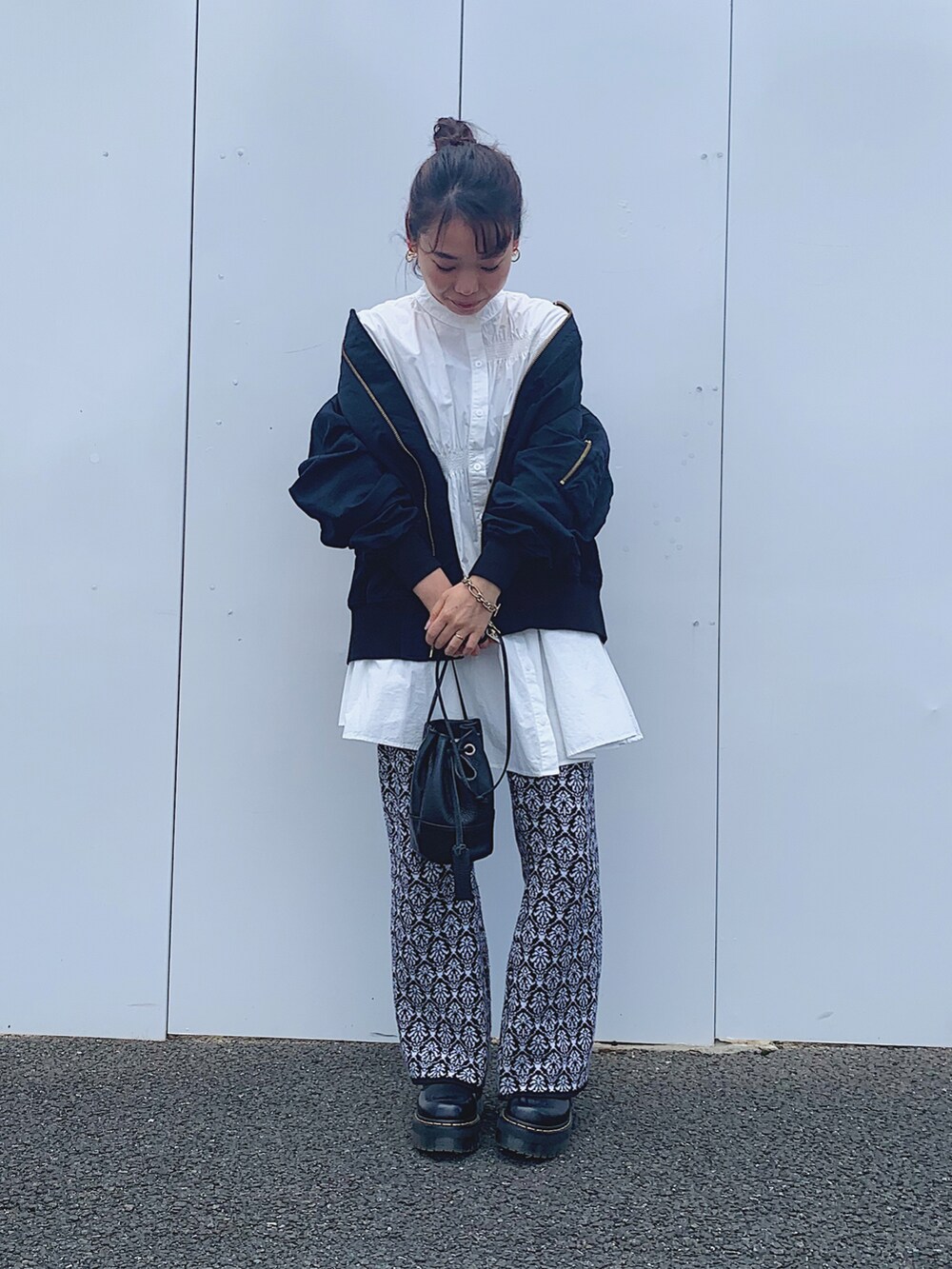 ブラック系のショルダーバッグ、ブラック系のその他パンツ、ブルー系のMA-1を着用したレディースの春コーディネートの3枚目の写真