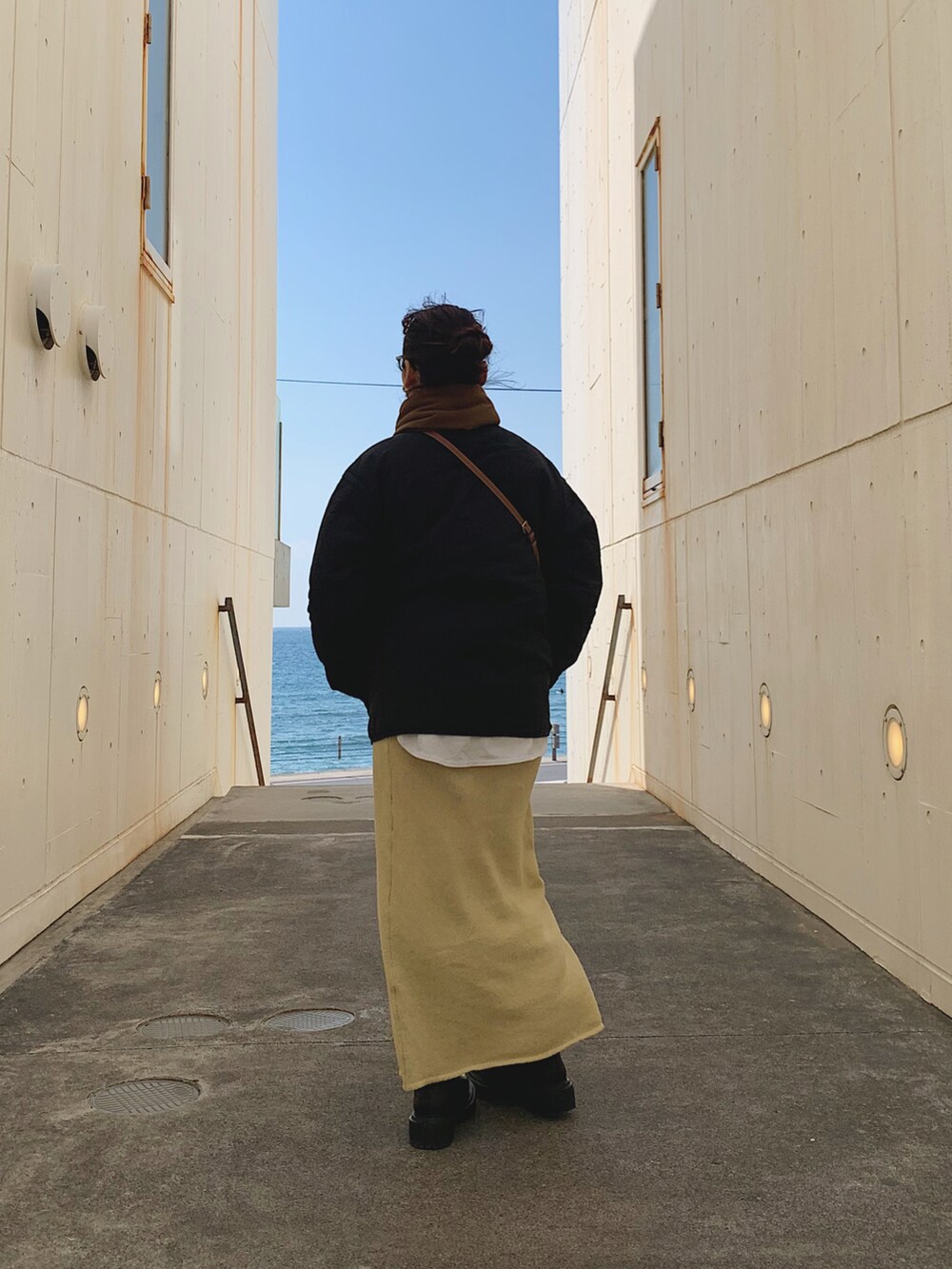 レッド系のスウェット、ホワイト系のTシャツ/カットソー、イエロー系のスカートを着用したレディースの春コーディネートの2枚目の写真