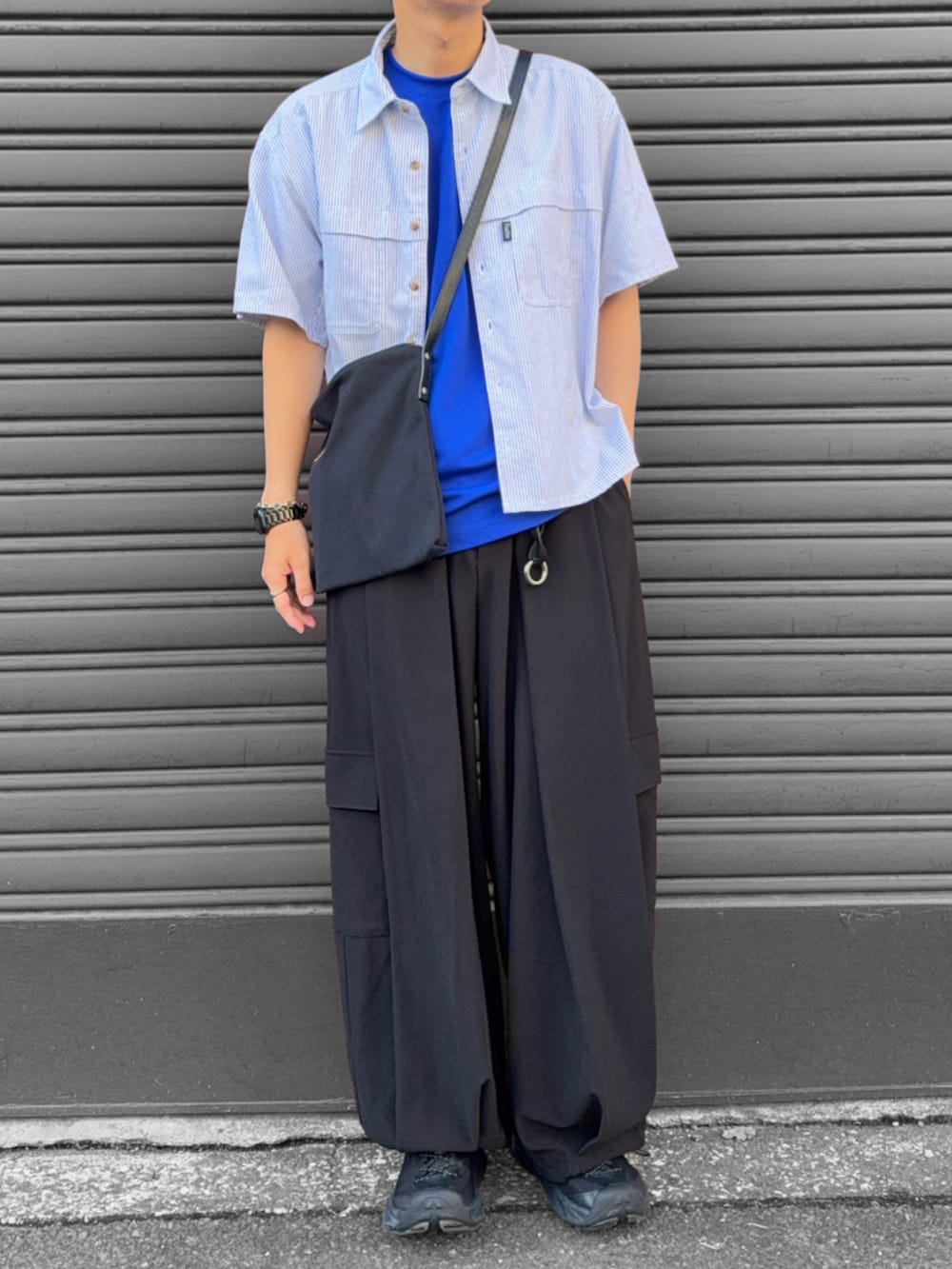 その他のシャツ/ブラウス、ブラック系のカーゴパンツ、ブラック系のサンダルを着用したメンズの夏コーディネートの2枚目の写真