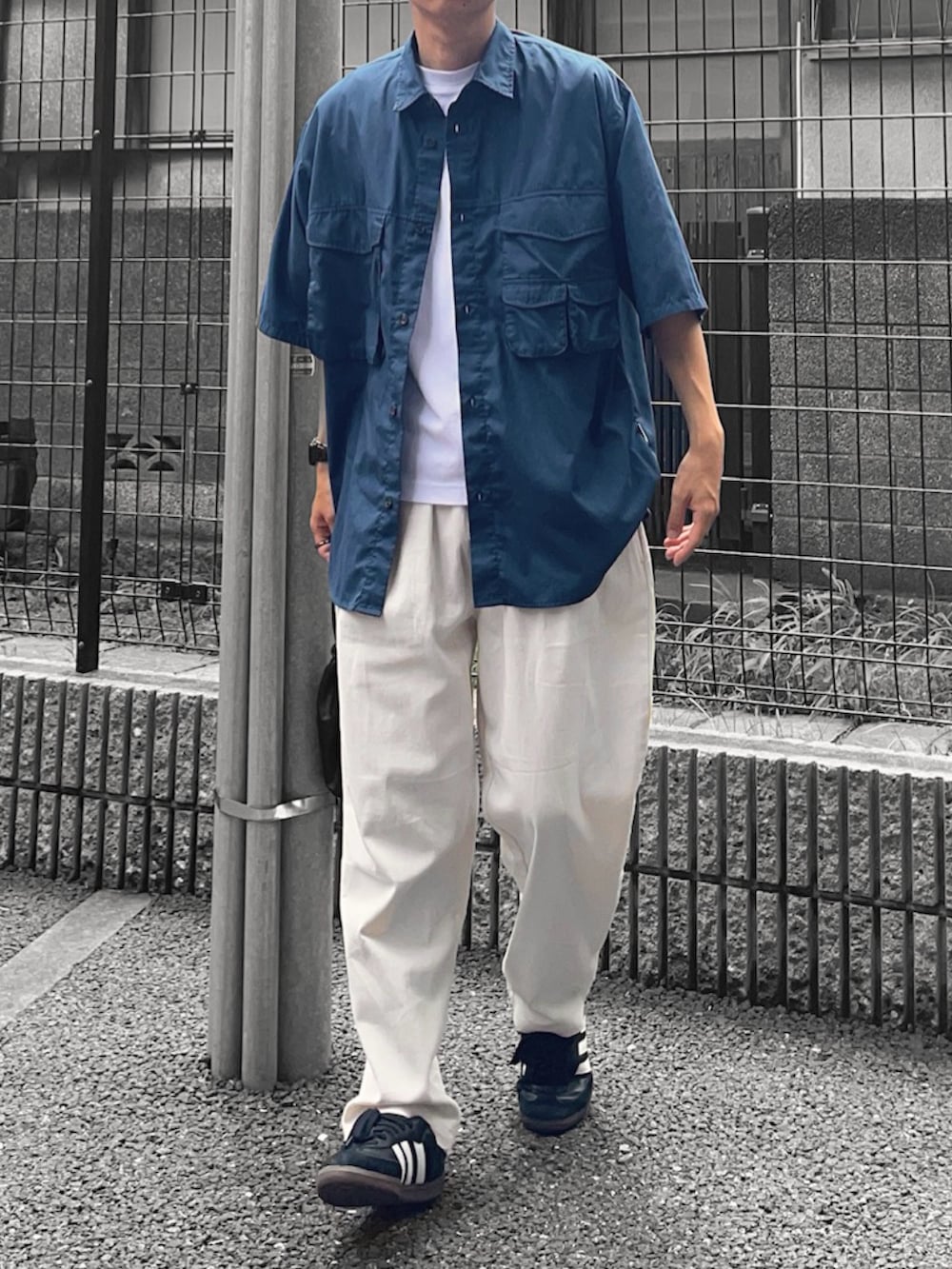 ブルー系のシャツ/ブラウス、ホワイト系のTシャツ/カットソー、ブラック系のショルダーバッグを着用したメンズの夏コーディネートの2枚目の写真