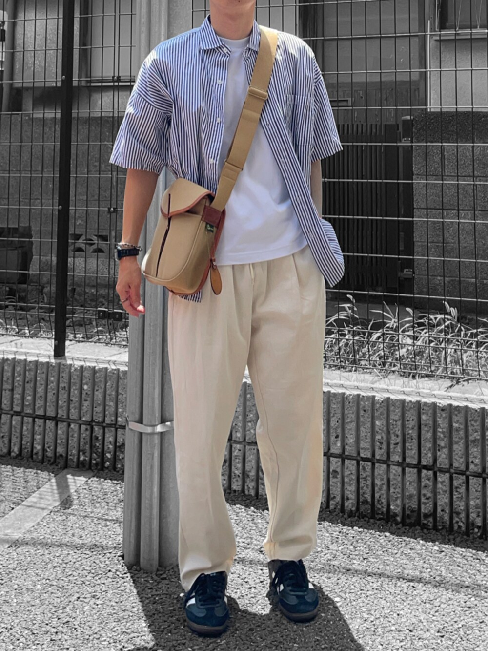 ブラック系のシャツ/ブラウス、ホワイト系のTシャツ/カットソー、ベージュ系のショルダーバッグを着用したメンズの夏コーディネートの2枚目の写真