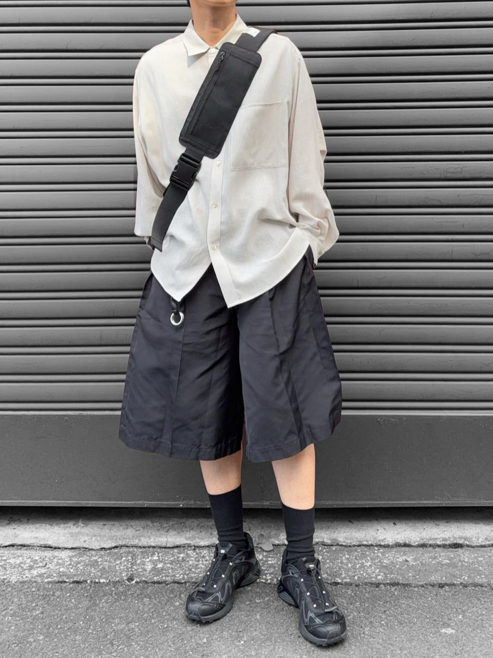 ブラック系のその他パンツ、ホワイト系のシャツ/ブラウス、ブラック系のショルダーバッグを着用したメンズの夏コーディネートの2枚目の写真