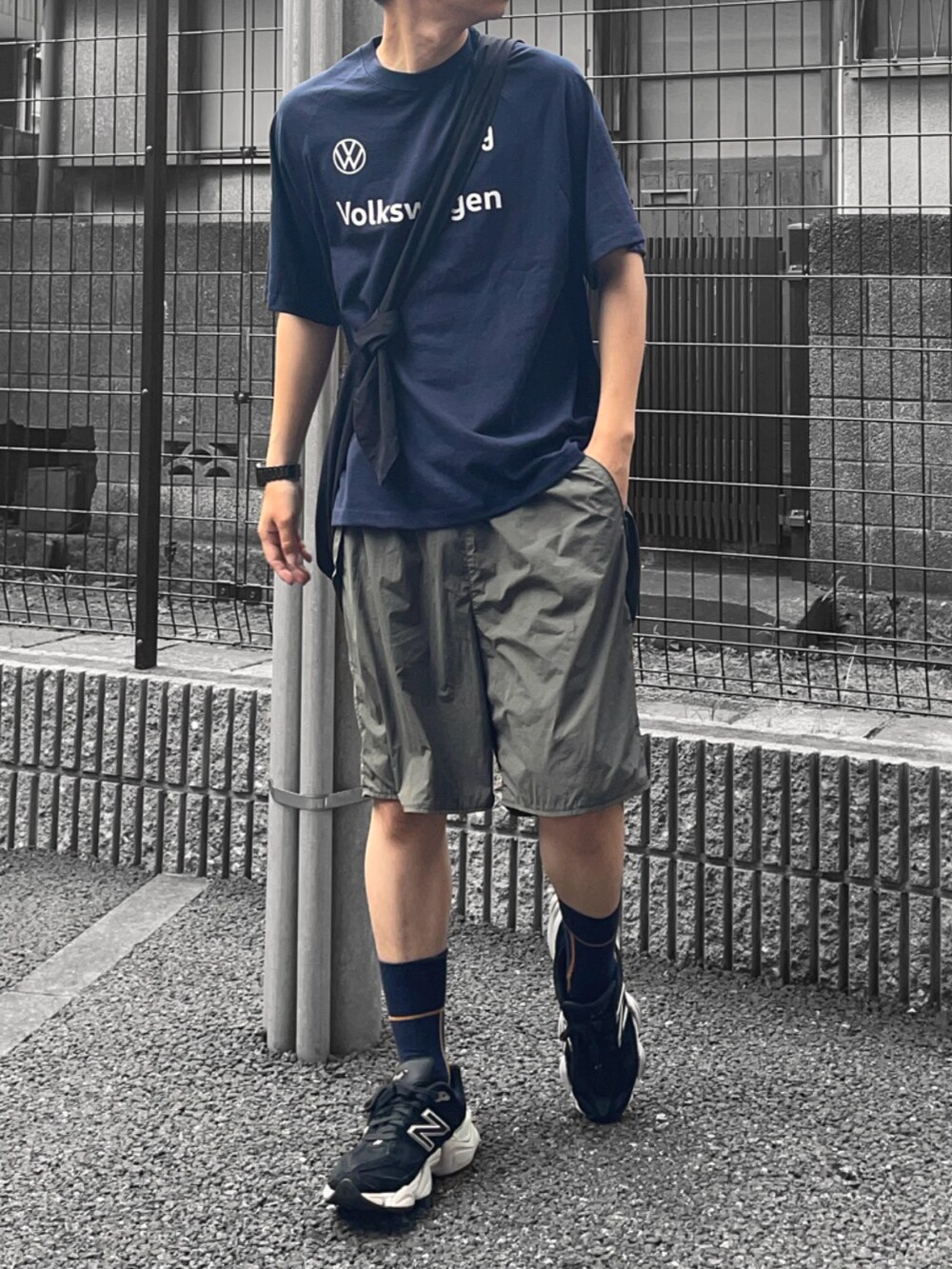 ブルー系のTシャツ/カットソー、ブラック系のショルダーバッグ、ブラック系のスニーカーを着用したメンズの夏コーディネートの2枚目の写真