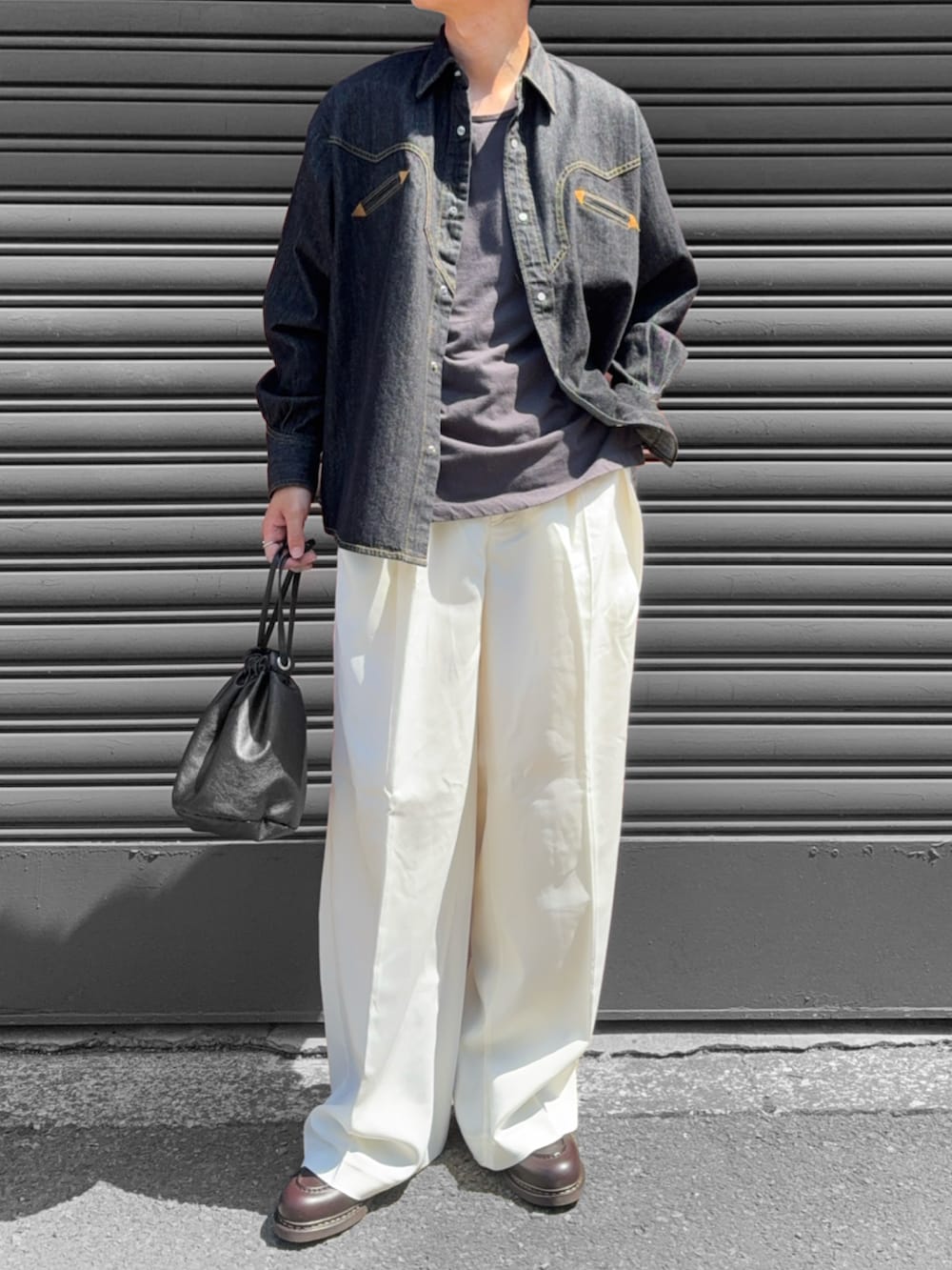 グレー系のタンクトップ、ベージュ系のスラックス、ブルー系のシャツ/ブラウスを着用したメンズの秋コーディネートの2枚目の写真