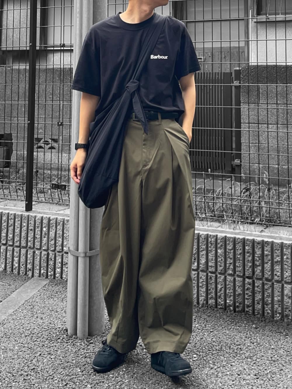 グリーン系のその他パンツ、ブラック系のショルダーバッグ、ブラック系のスニーカーを着用したメンズの夏コーディネートの2枚目の写真