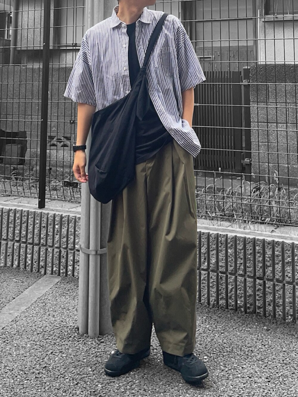 グリーン系のその他パンツ、ブラック系のシャツ/ブラウス、ブラック系のTシャツ/カットソーを着用したメンズの夏コーディネートの2枚目の写真