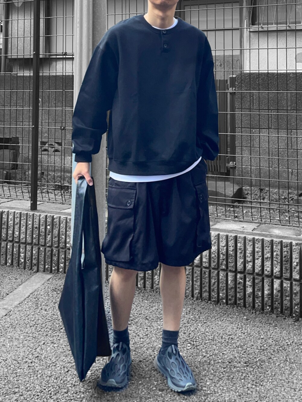 ブラック系のTシャツ/カットソー、ホワイト系のTシャツ/カットソー、ブラック系のトートバッグを着用したメンズの夏コーディネートの2枚目の写真