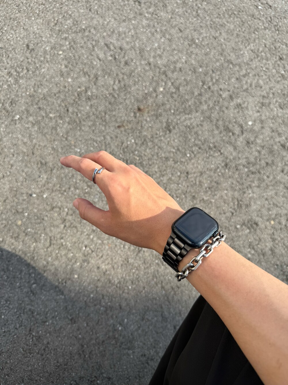 その他のシャツ/ブラウス、ブラック系のカーゴパンツ、ブラック系のサンダルを着用したメンズの夏コーディネートの4枚目の写真