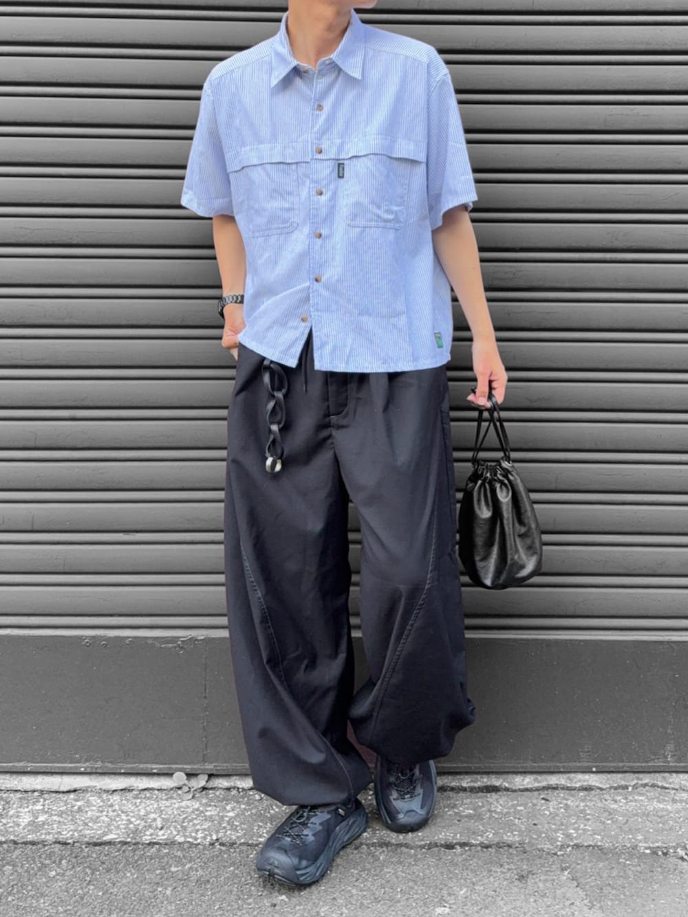 その他のシャツ/ブラウス、ブラック系のスラックス、ブラック系のショルダーバッグを着用したメンズの夏コーディネートの2枚目の写真