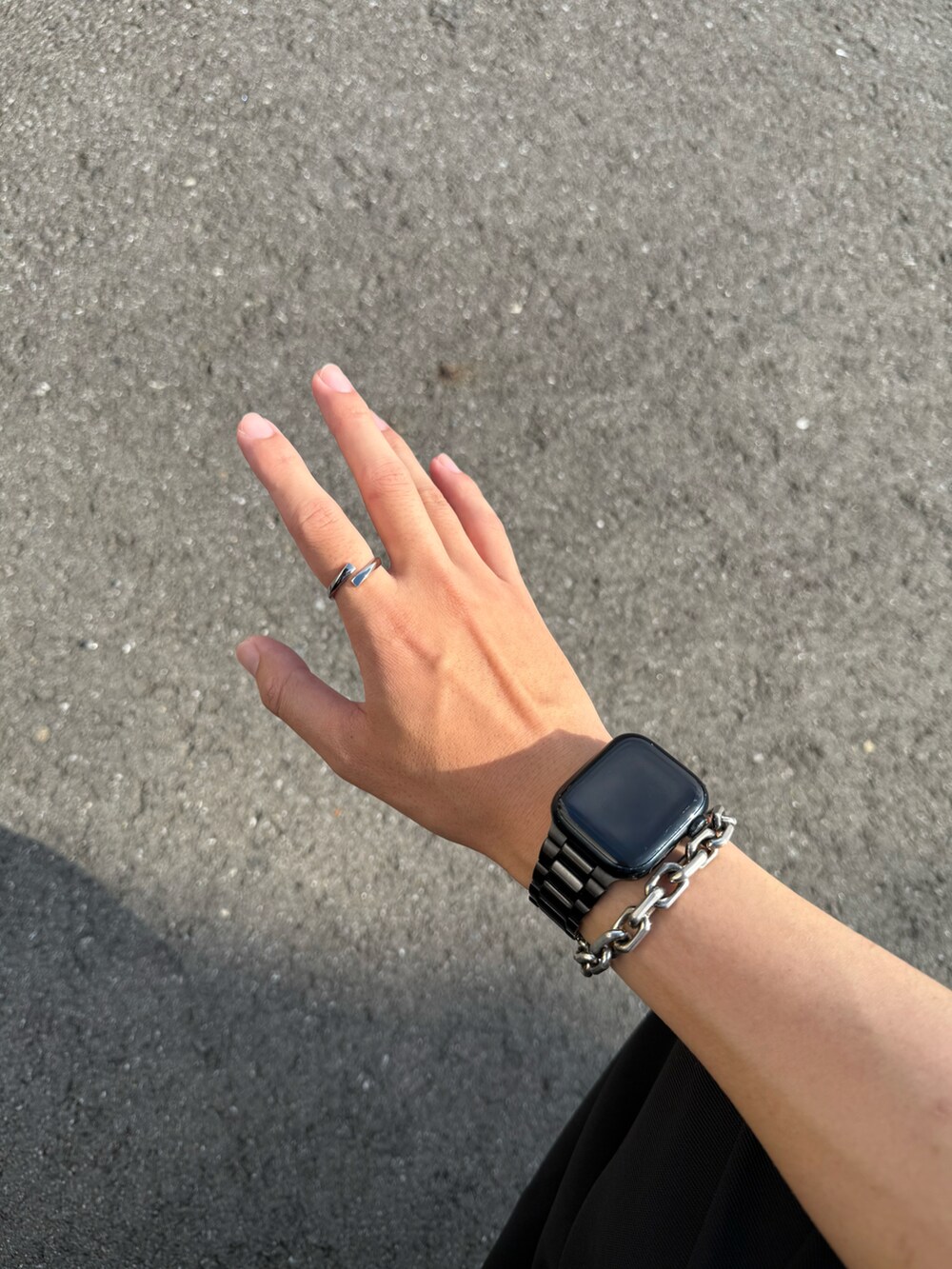 その他のシャツ/ブラウス、ブラック系のカーゴパンツ、ブラック系のサンダルを着用したメンズの夏コーディネートの5枚目の写真