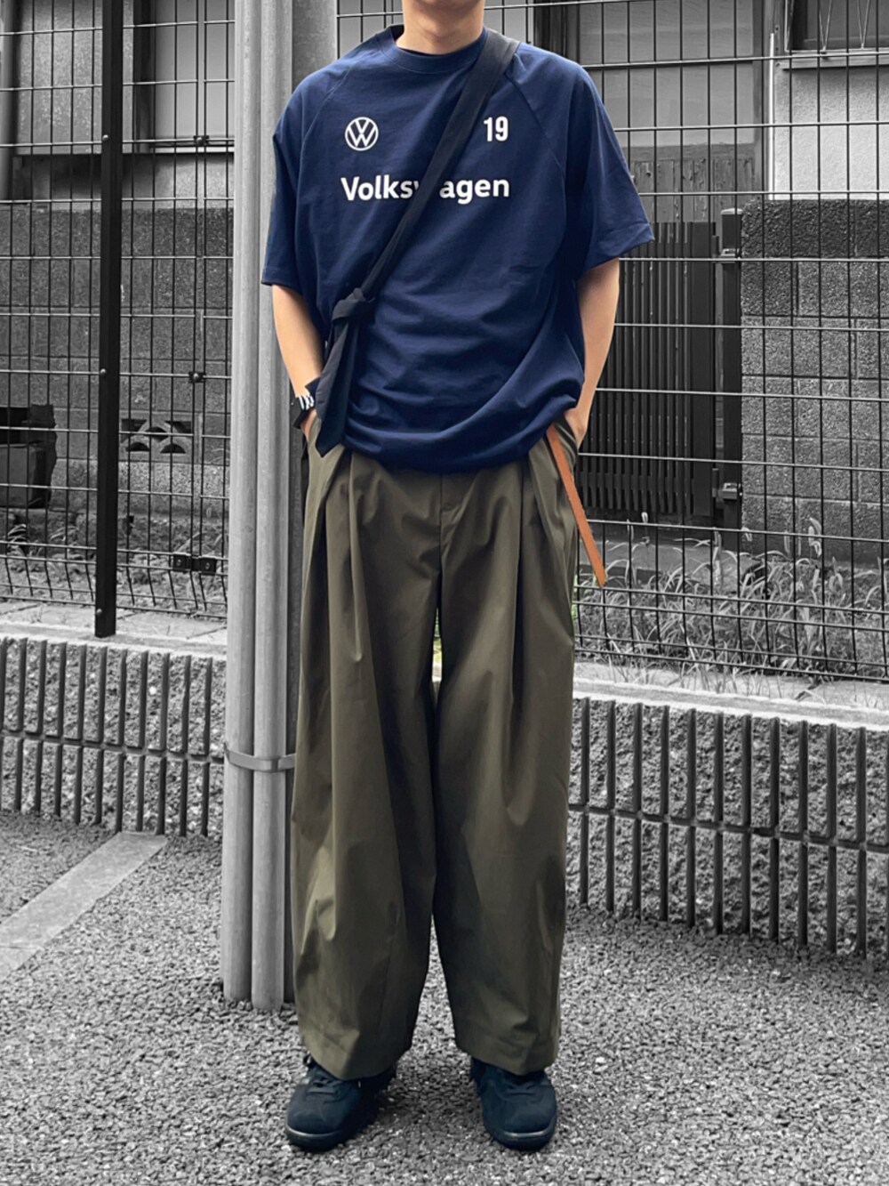 グリーン系のその他パンツ、ブラック系のスニーカー、ブルー系のTシャツ/カットソーを着用したメンズの夏コーディネートの2枚目の写真