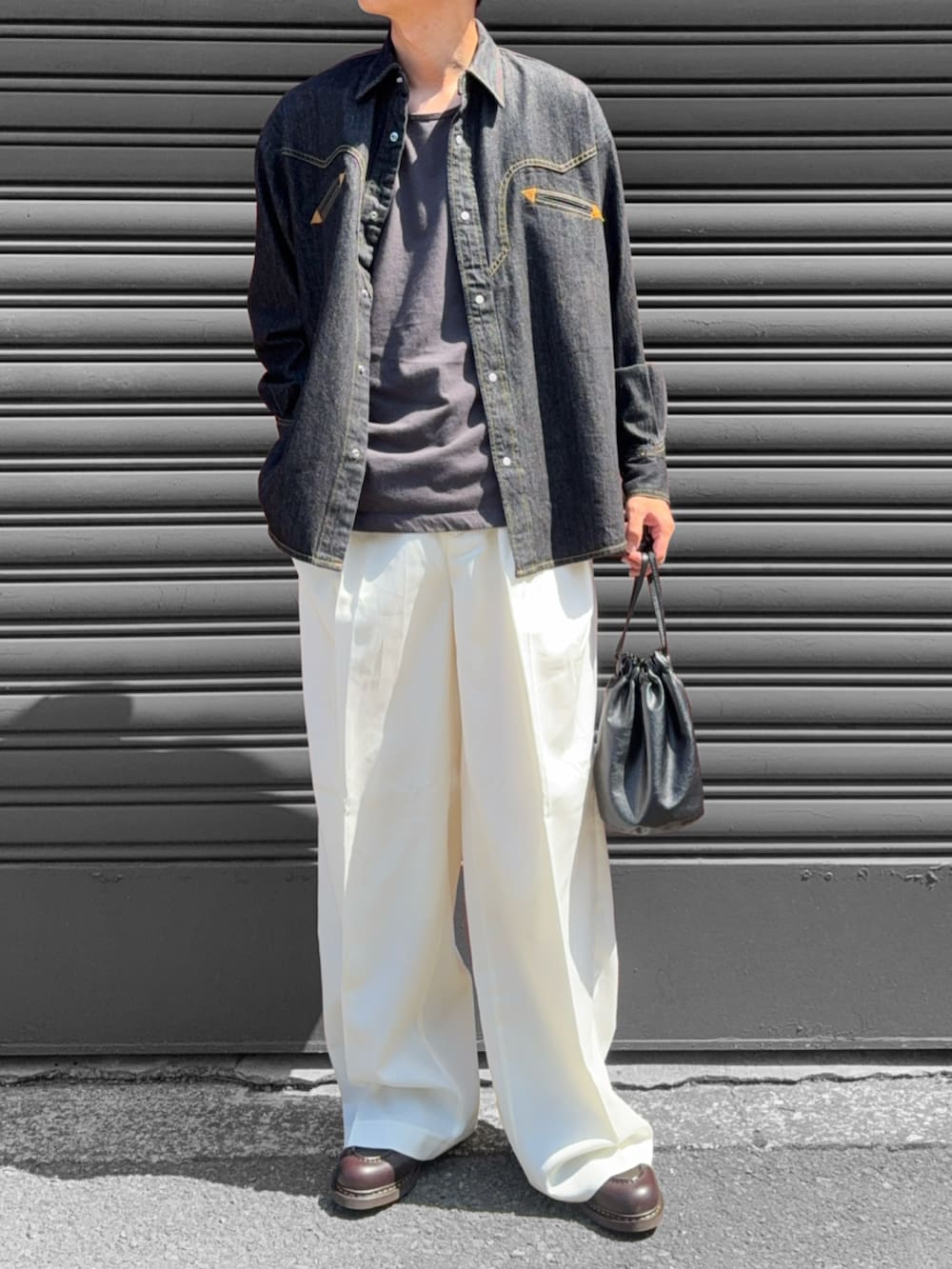 グレー系のタンクトップ、ベージュ系のスラックス、ブルー系のシャツ/ブラウスを着用したメンズの秋コーディネートの3枚目の写真