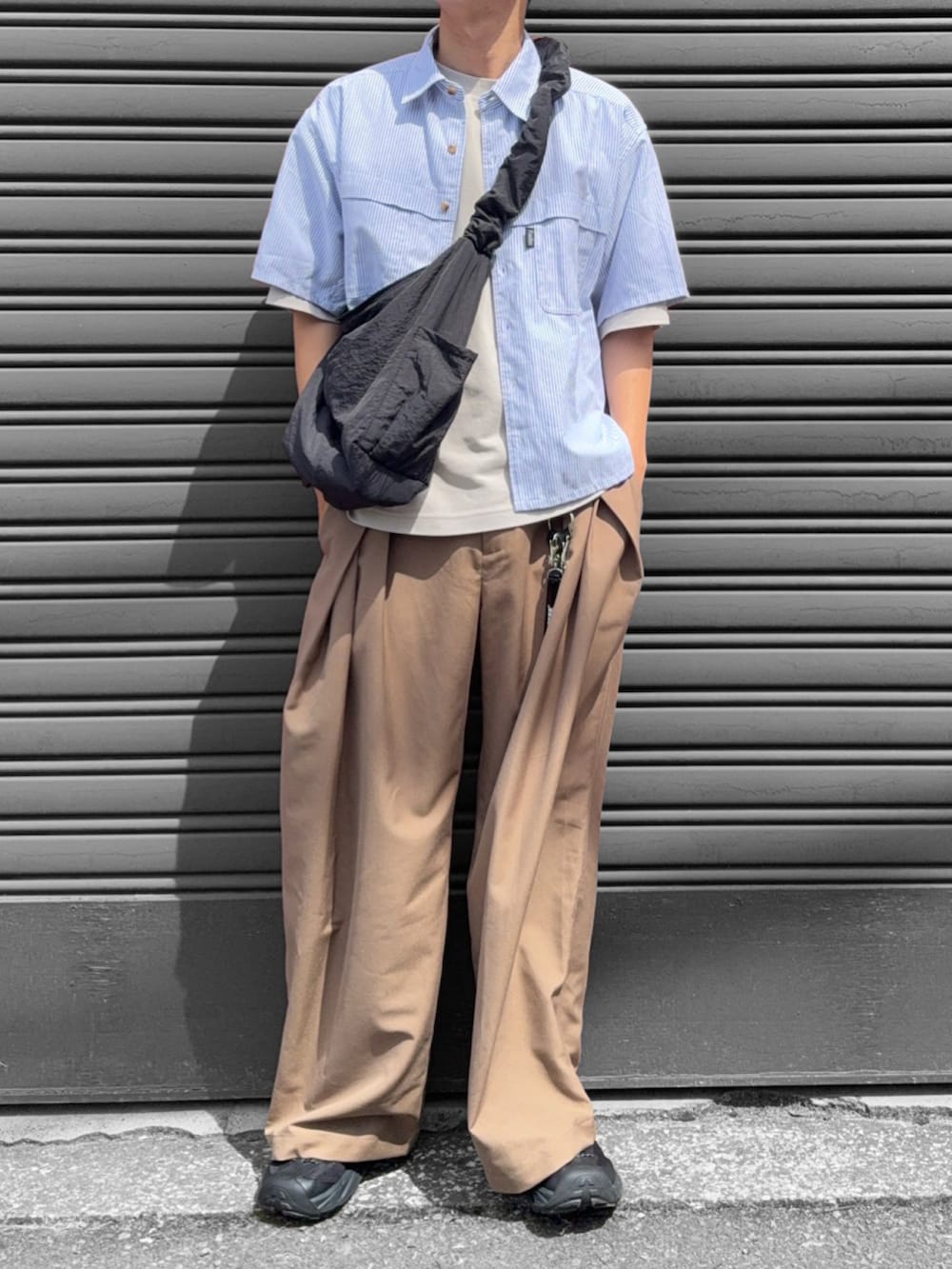 その他のシャツ/ブラウス、ブラック系のショルダーバッグ、ブラウン系のスラックスを着用したメンズの夏コーディネートの2枚目の写真