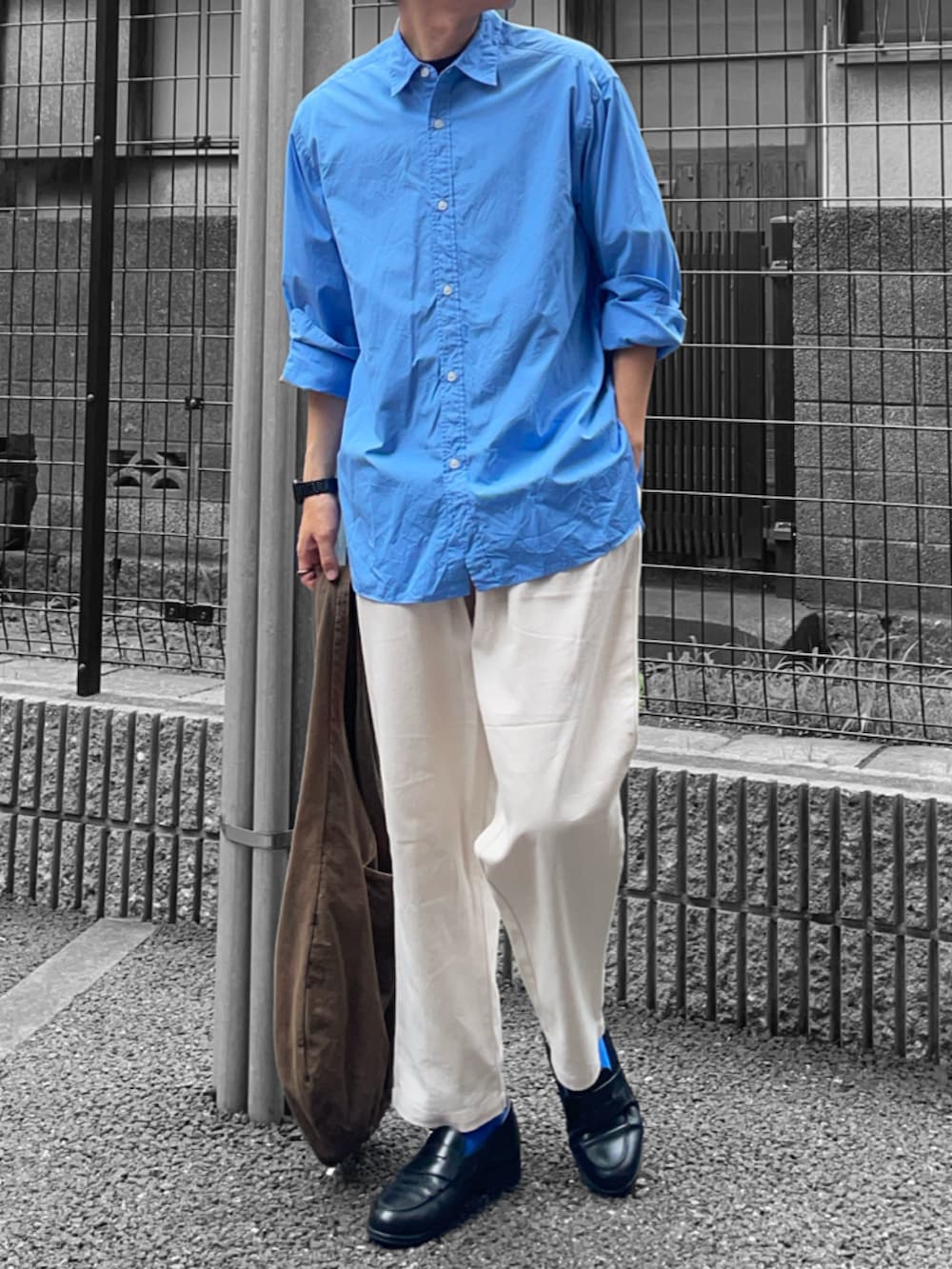 ブルー系のシャツ/ブラウス、ホワイト系のその他パンツ、ブラウン系のバッグを着用したメンズの夏コーディネートの2枚目の写真