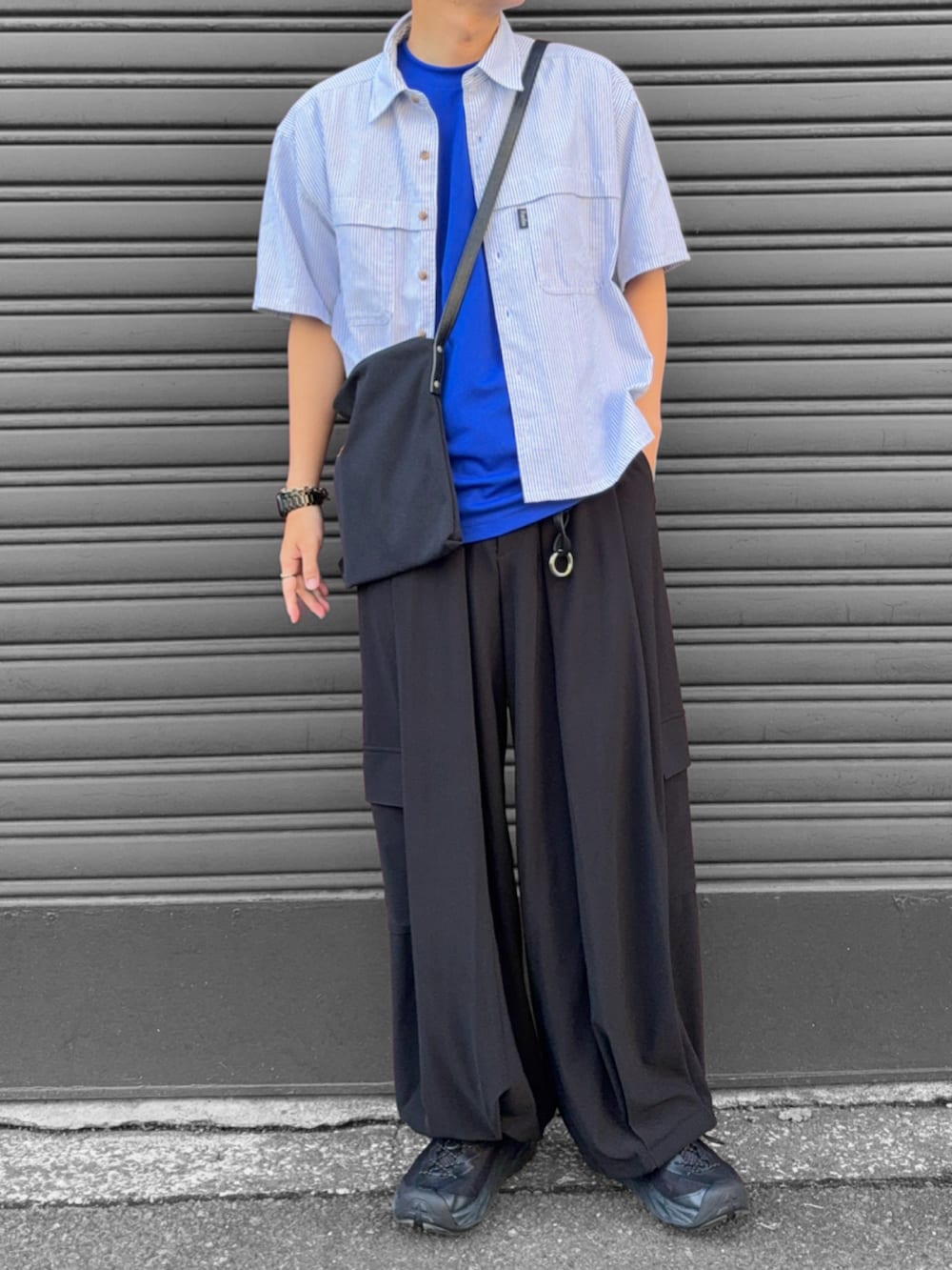 その他のシャツ/ブラウス、ブラック系のカーゴパンツ、ブラック系のサンダルを着用したメンズの夏コーディネートの3枚目の写真