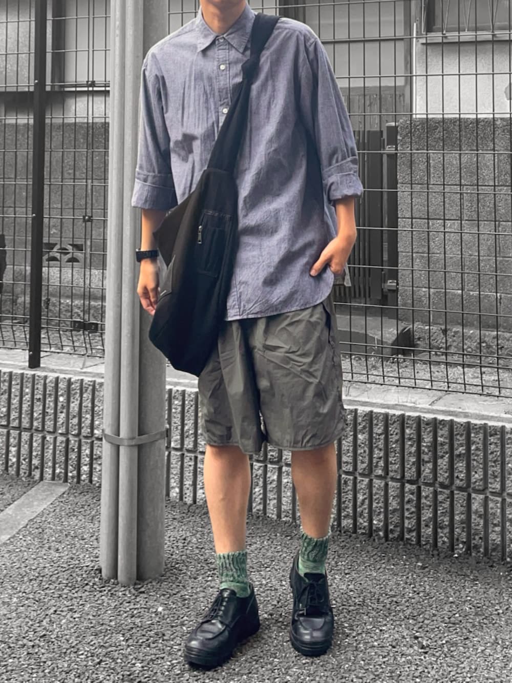 ブラック系のシャツ/ブラウス、ブラック系のショルダーバッグ、ブラック系のその他シューズを着用したメンズの夏コーディネートの2枚目の写真