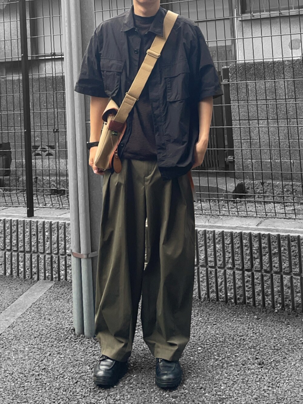 ブラウン系のTシャツ/カットソー、ブラック系のシャツ/ブラウス、ベージュ系のショルダーバッグを着用したメンズの夏コーディネートの2枚目の写真