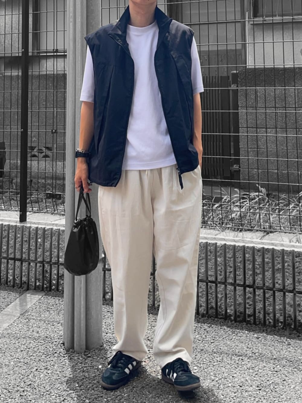 ブラック系のベスト、ホワイト系のTシャツ/カットソー、ホワイト系のその他パンツを着用したメンズの夏コーディネートの2枚目の写真