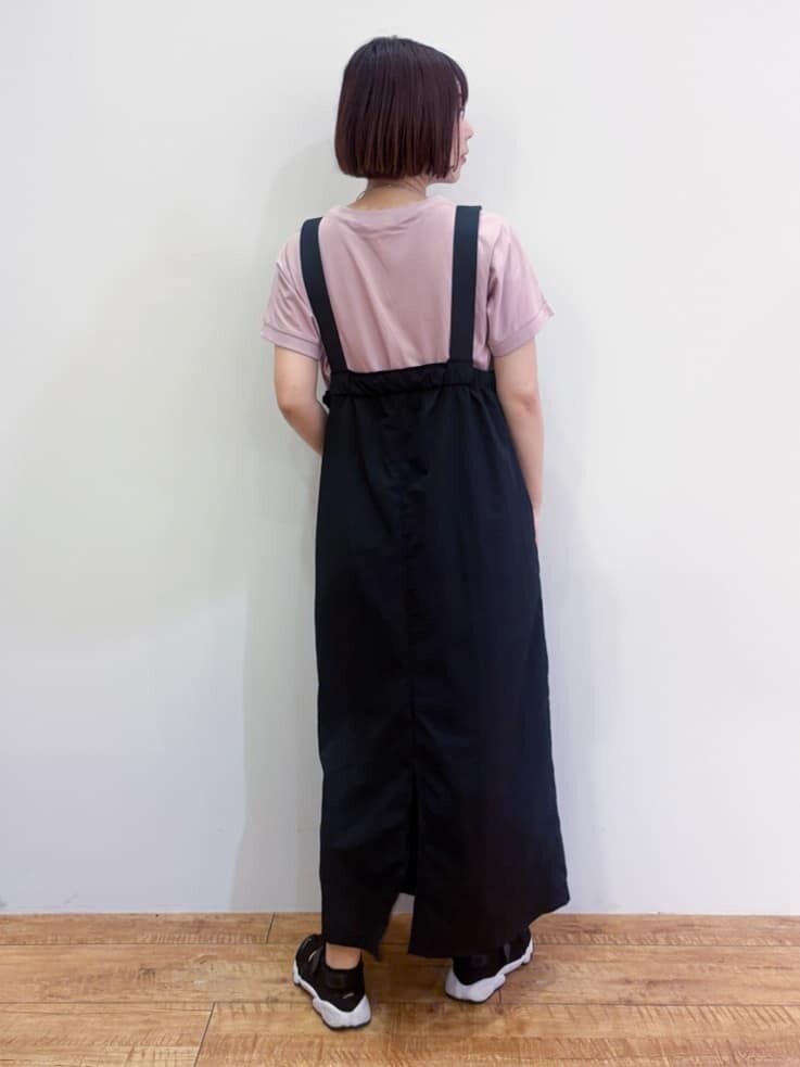 ピンク系のTシャツ/カットソー、ブラック系のワンピースを着用したレディースの夏コーディネートの4枚目の写真