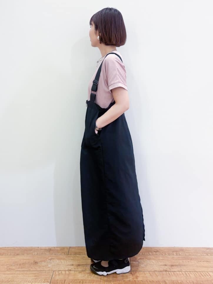 ピンク系のTシャツ/カットソー、ブラック系のワンピースを着用したレディースの夏コーディネートの3枚目の写真