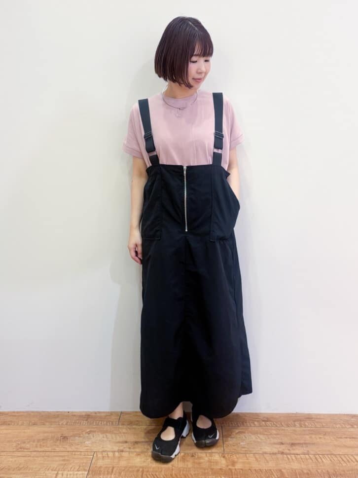 ピンク系のTシャツ/カットソー、ブラック系のワンピースを着用したレディースの夏コーディネートの2枚目の写真