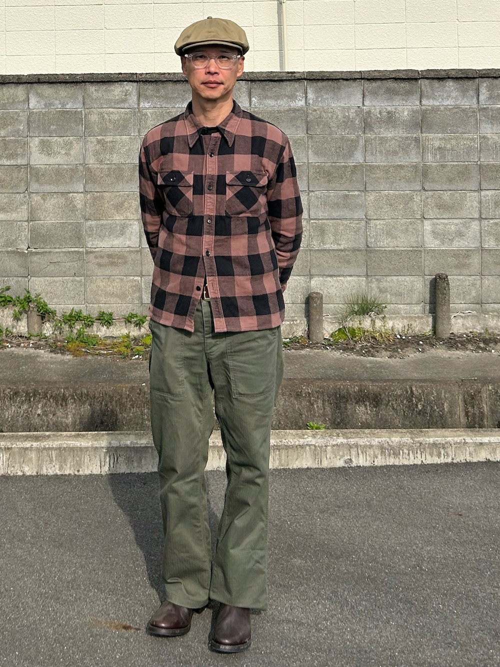 「今日のコーデ、ベイカーパンツ カーキ、ブラックデニム、アメカジコーデ、アディクトクローズ」｜「Dapper'sのアイテム（キャスケット、ベージュ系）」を使った、たてまつさん（メンズ・172cm）の春コーディネートの2枚目の写真