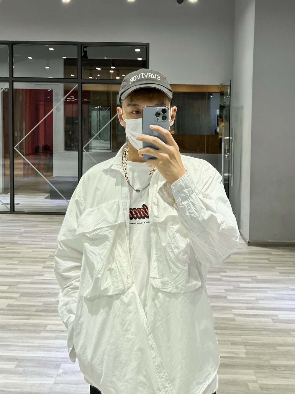 ベージュ系のマスクを着用したメンズの春コーディネートの2枚目の写真