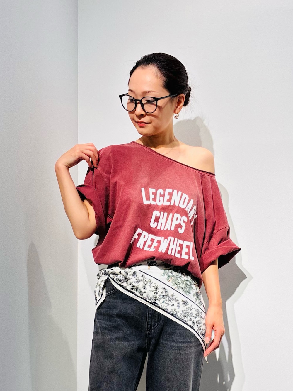 レッド系のTシャツ/カットソー、ベージュ系のトートバッグ、グレー系のデニムパンツを着用したレディースの夏コーディネートの8枚目の写真