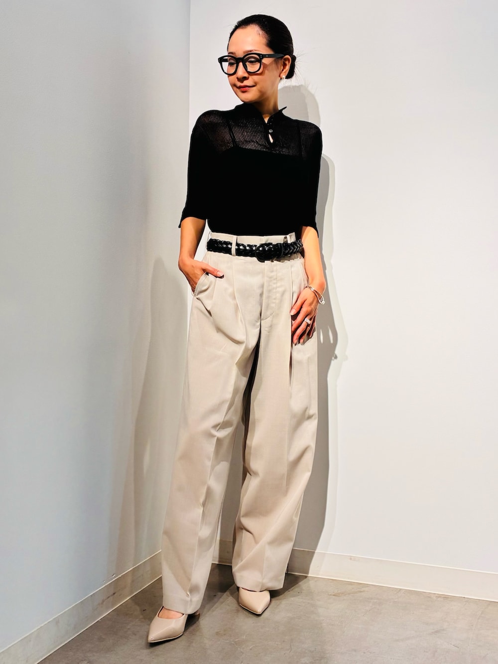 ブラック系のニット/セーター、ブラック系のTシャツ/カットソー、ベージュ系のその他パンツを着用したレディースの夏コーディネートの2枚目の写真