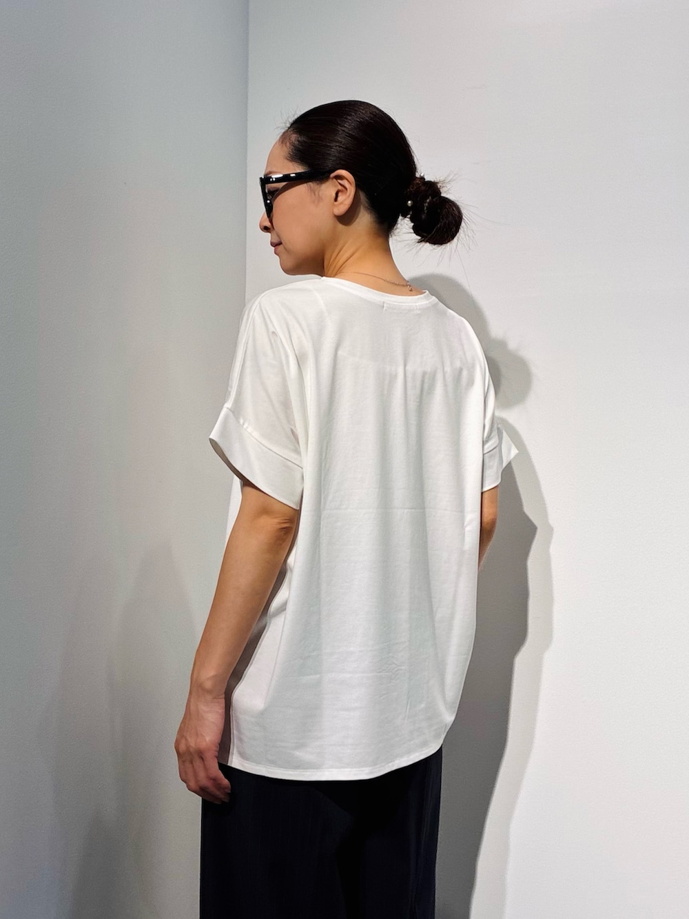 ホワイト系のTシャツ/カットソー、ブラック系のTシャツ/カットソー、ホワイト系のボストンバッグを着用したレディースの夏コーディネートの6枚目の写真