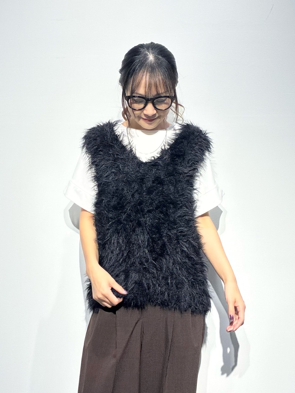 ベージュ系のその他パンツ、ブラウン系のショルダーバッグ、ブラック系のベストを着用したレディースの夏コーディネートの4枚目の写真