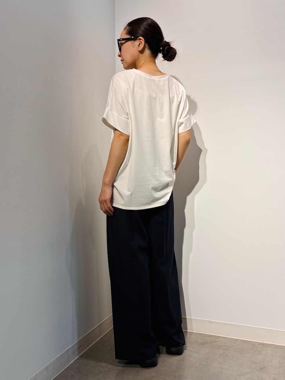 ホワイト系のTシャツ/カットソー、ブラック系のTシャツ/カットソー、ホワイト系のボストンバッグを着用したレディースの夏コーディネートの3枚目の写真