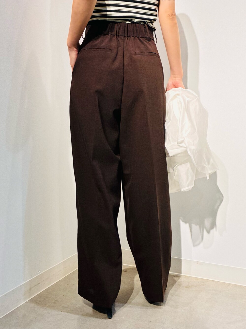 ブラウン系のその他パンツ、ホワイト系のシャツ/ブラウス、ブラック系のタンクトップを着用したレディースの夏コーディネートの6枚目の写真