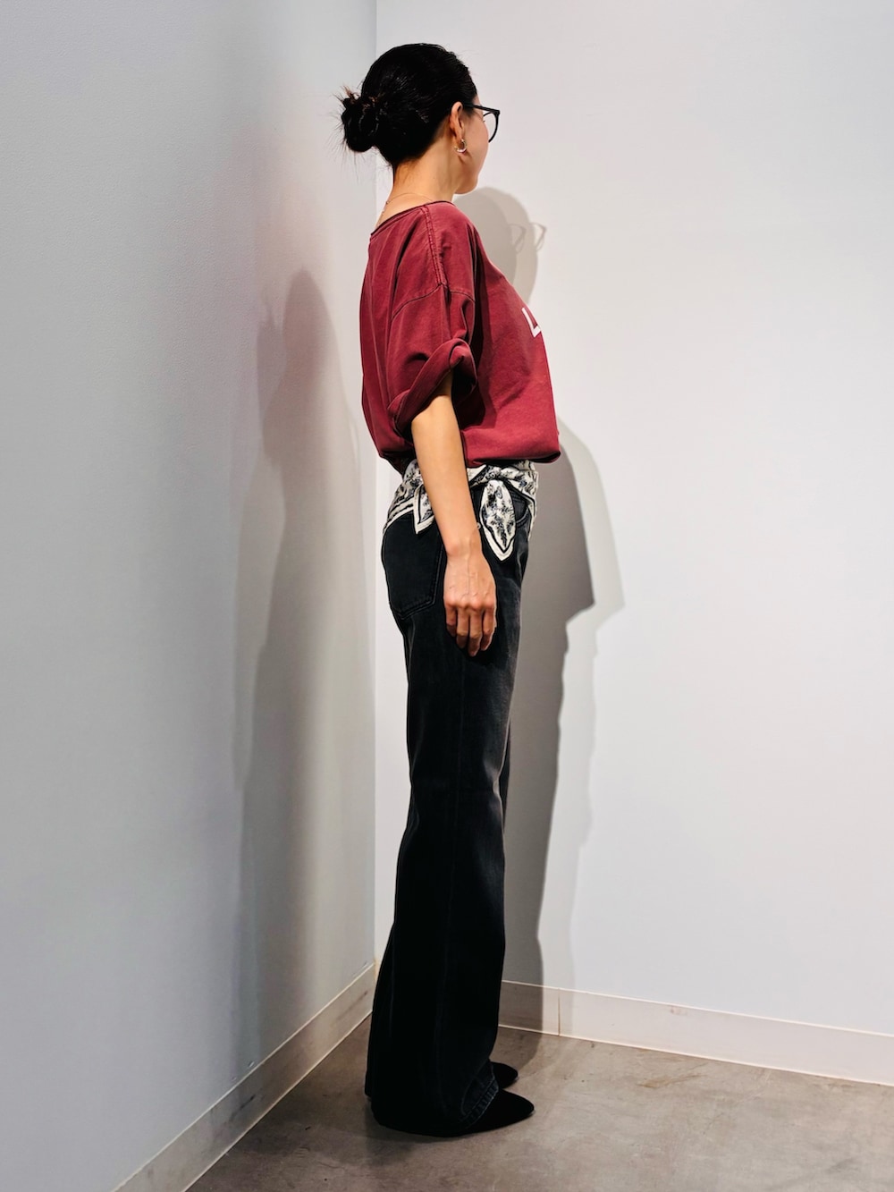 レッド系のTシャツ/カットソー、ベージュ系のトートバッグ、グレー系のデニムパンツを着用したレディースの夏コーディネートの3枚目の写真