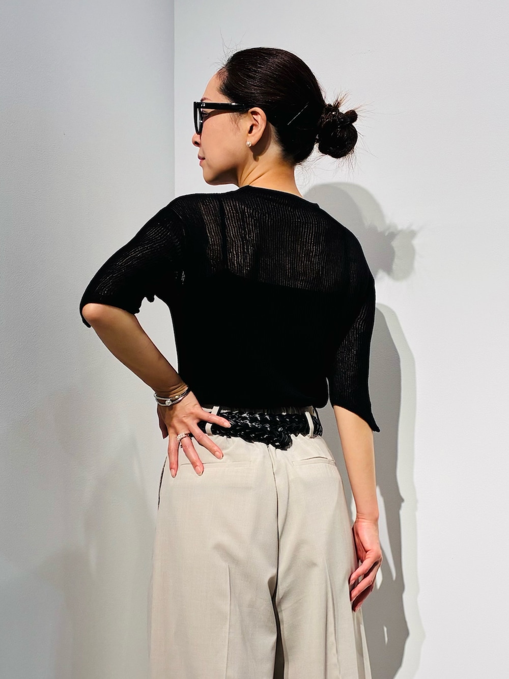 ブラック系のニット/セーター、ブラック系のTシャツ/カットソー、ベージュ系のその他パンツを着用したレディースの夏コーディネートの6枚目の写真