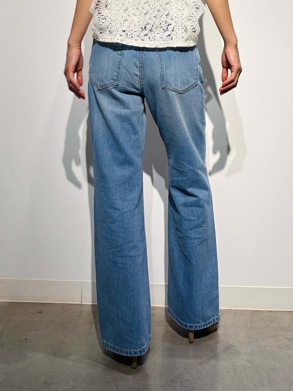 グレー系のデニムパンツ、ベージュ系のトートバッグ、ホワイト系のトップスを着用したレディースの夏コーディネートの9枚目の写真