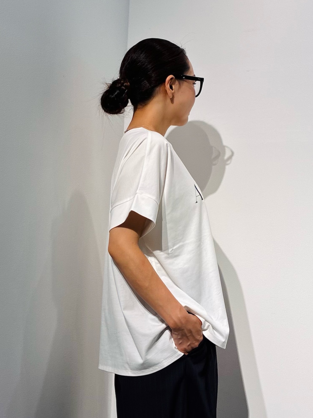 ホワイト系のTシャツ/カットソー、ブラック系のTシャツ/カットソー、ホワイト系のボストンバッグを着用したレディースの夏コーディネートの5枚目の写真