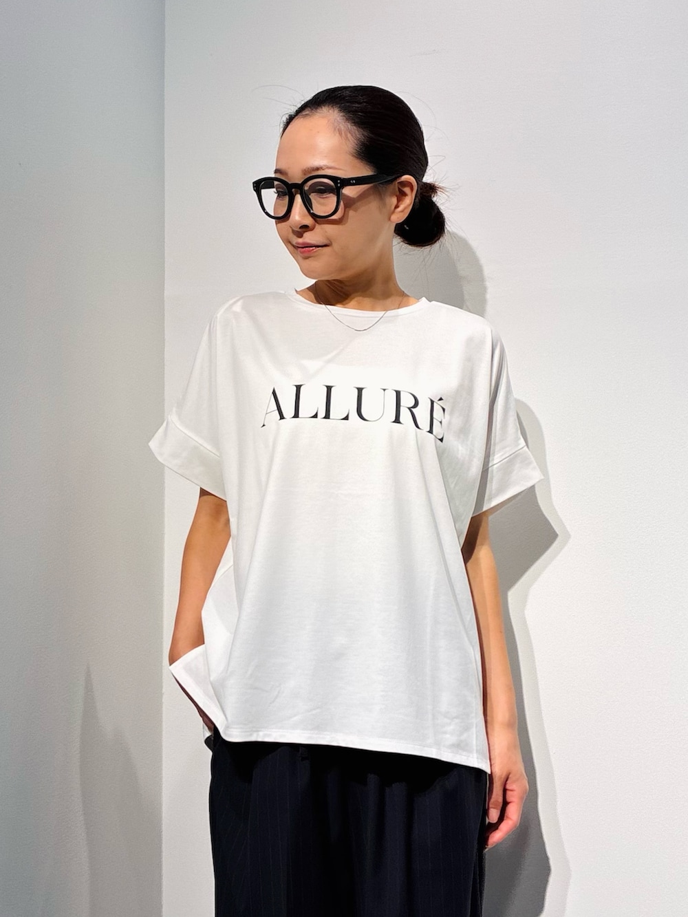 ホワイト系のTシャツ/カットソー、ブラック系のTシャツ/カットソー、ホワイト系のボストンバッグを着用したレディースの夏コーディネートの4枚目の写真