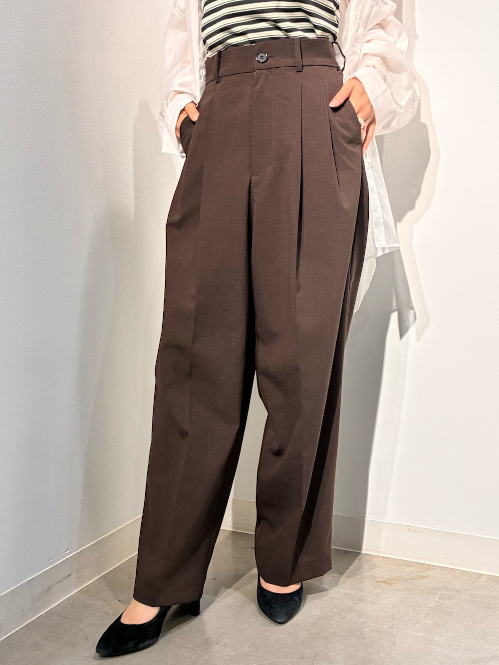 ブラウン系のその他パンツ、ホワイト系のシャツ/ブラウス、ブラック系のタンクトップを着用したレディースの夏コーディネートの4枚目の写真