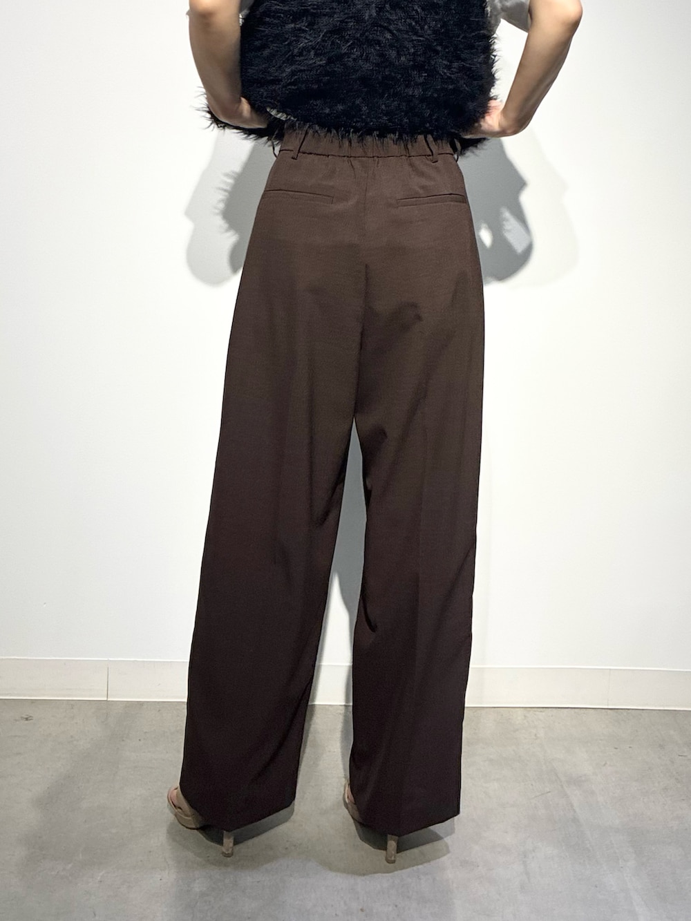 ベージュ系のその他パンツ、ブラウン系のショルダーバッグ、ブラック系のベストを着用したレディースの夏コーディネートの9枚目の写真