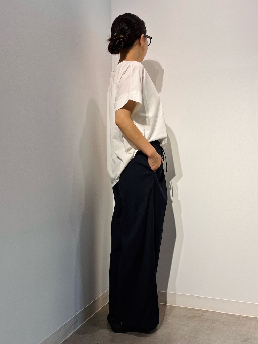 ホワイト系のTシャツ/カットソー、ブラック系のTシャツ/カットソー、ホワイト系のボストンバッグを着用したレディースの夏コーディネートの2枚目の写真
