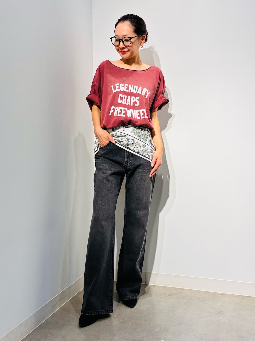 レッド系のTシャツ/カットソー、ベージュ系のトートバッグ、グレー系のデニムパンツを着用したレディースの夏コーディネートの2枚目の写真