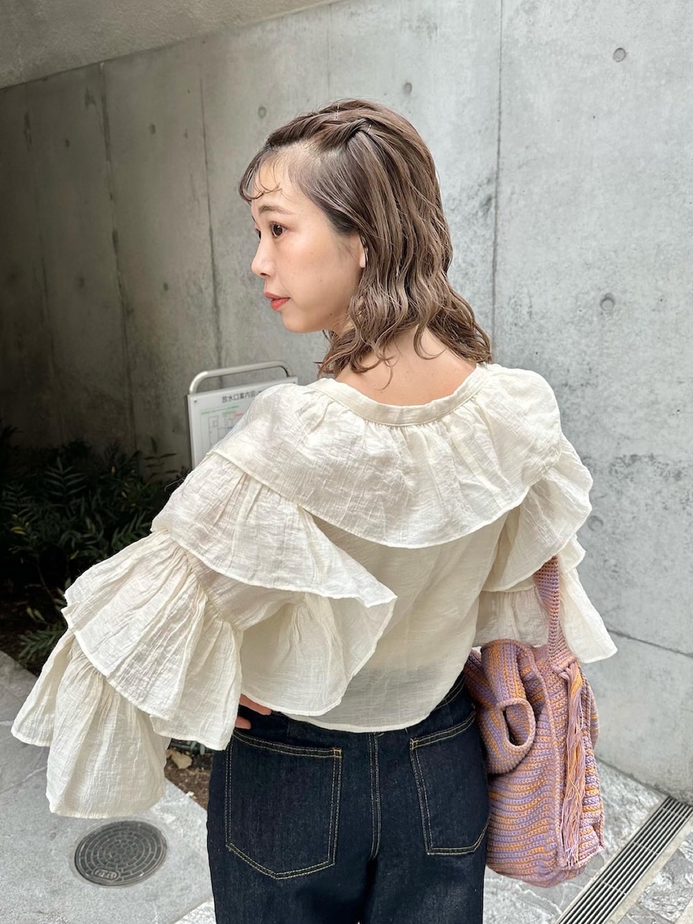 ブルー系のデニムパンツ、ホワイト系のシャツ/ブラウス、ホワイト系のキャミソールを着用したレディースの春コーディネートの3枚目の写真