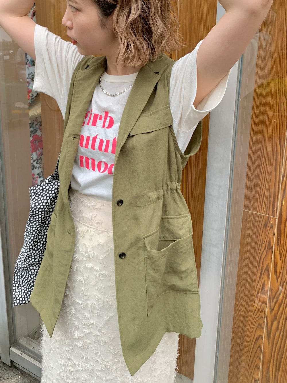 「ロゴT、夏だ！Tシャツ着よう！、休日スタイル、カジュアルコーデ、夏、ベスト、ジレ、ミリタリーパンツ、スリットスカート、スニーカーコーデ、エアマックス97、ナイキ、梅雨コーデ、ミリタリーベスト、Kastane」｜「KastaneのカラバリロゴTee（Tシャツ/カットソー、ホワイト系）」を使った、かとまりさん（レディース・166cm）の夏コーディネートの3枚目の写真