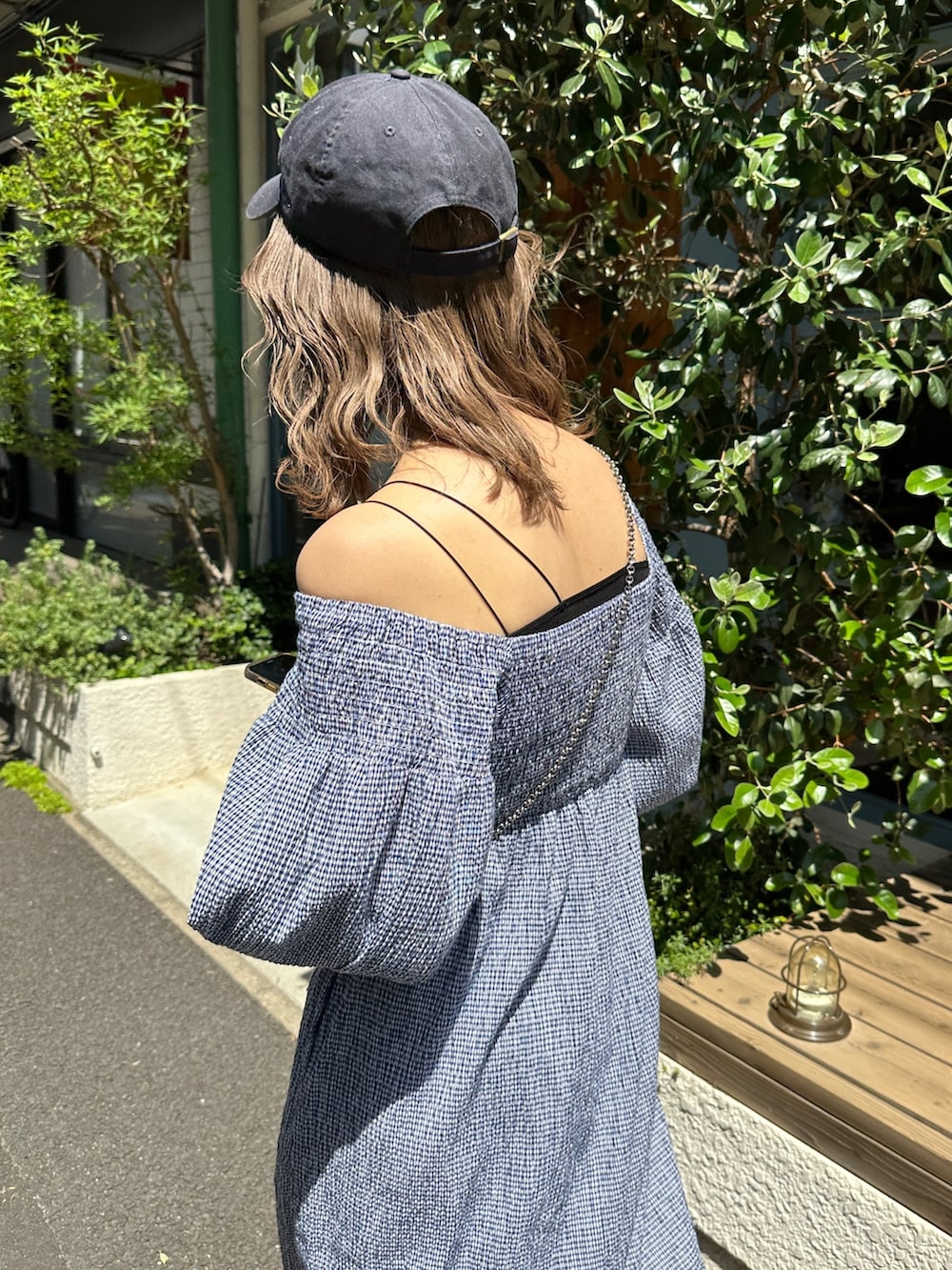 「夏コーデ、大人カジュアル、初夏コーデ、ミニバッグ、高身長コーデ、キャップ、ニューエラ、ワンポイント、ワンピース、ギンガムチェック、オフショル、スニーカーコーデ、チェック、ショルダーバッグ、Kastane」｜「Kastaneの【WEB限定/サイズ展開あり】ギンガムシャーリングワンピース（ワンピース、ブルー系）」を使った、かとまりさん（レディース・166cm）の春コーディネートの3枚目の写真