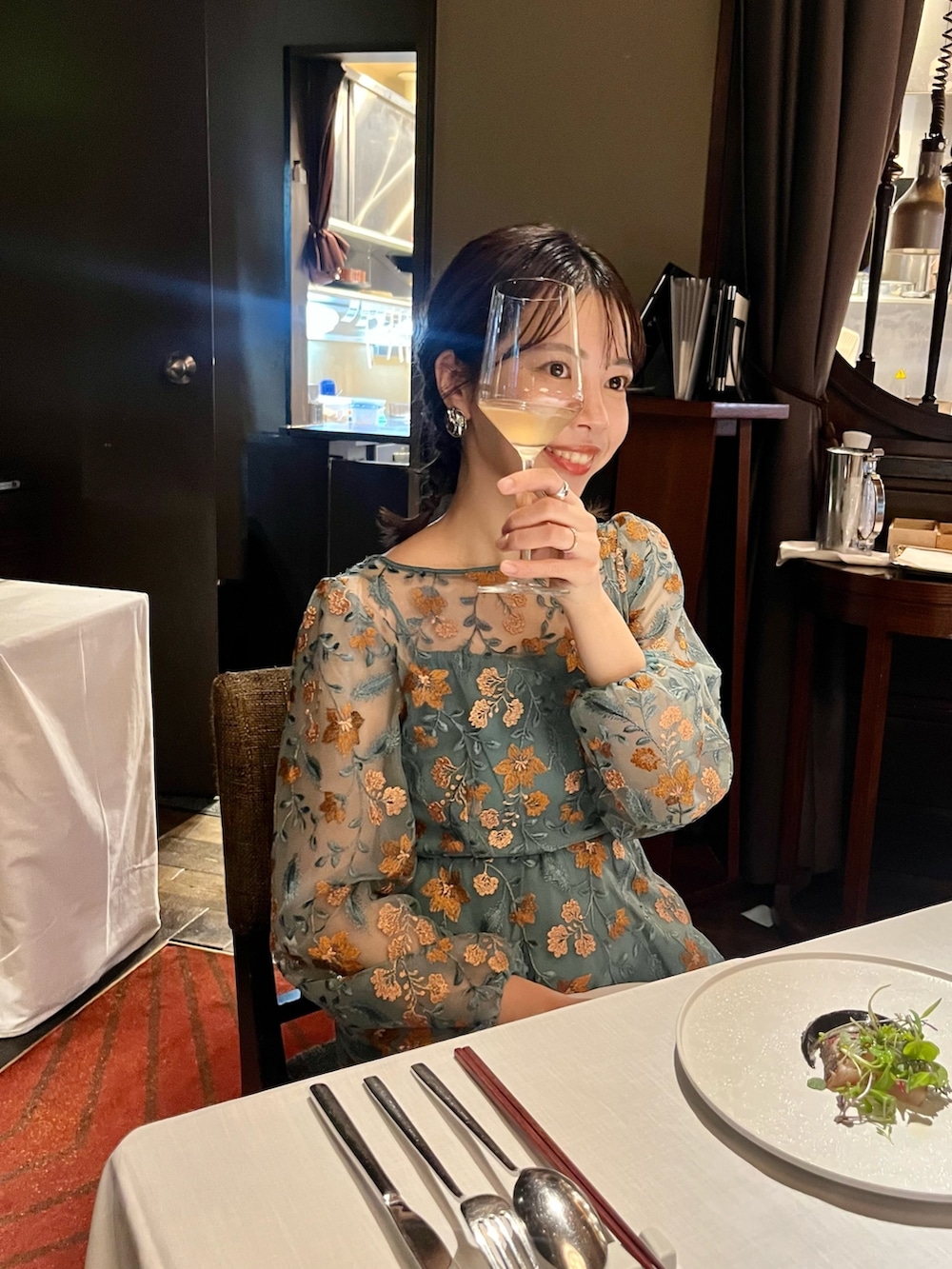 グリーン系のワンピース/ドレス、ブラック系のボストンバッグ、ブラック系のパンプスを着用したレディースの冬コーディネートの2枚目の写真