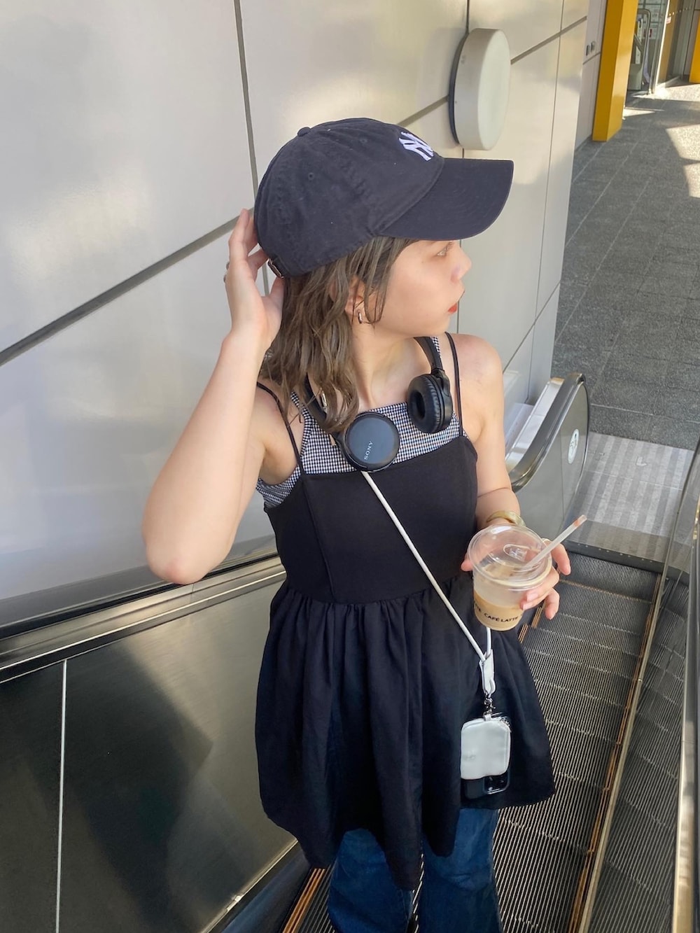 ブラック系のキャミソール、ブラック系のサンダル、ブラック系のワンピースを着用したレディースの春コーディネートの2枚目の写真