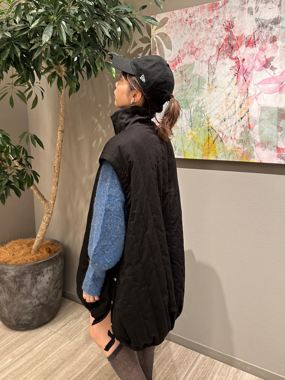 ブルー系のニット/セーター、ブラック系のジャケット/アウターを着用したレディースの夏コーディネートの2枚目の写真