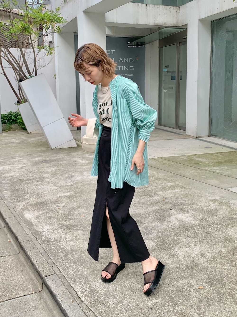 グリーン系のシャツ/ブラウス、ベージュ系のTシャツ/カットソー、ホワイト系のボストンバッグを着用したレディースの夏コーディネートの2枚目の写真